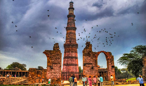 Delhi Qutub Minar durante los viajes a Jaipur