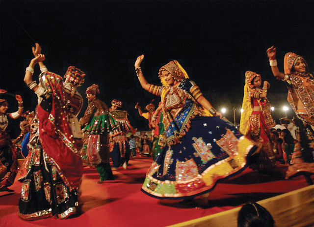 baile grupal mientras viajar a la india