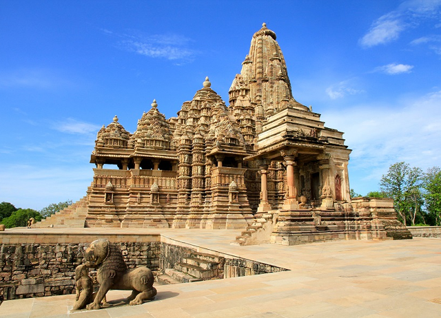 templo con una estatua de un león mientras viajes a la india