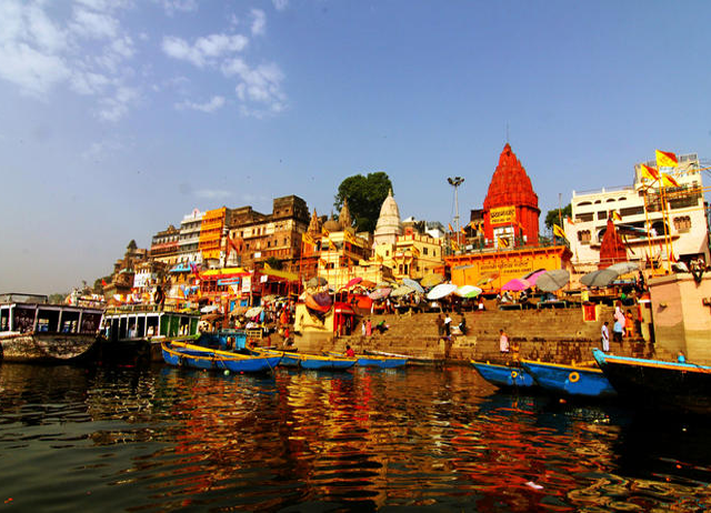 Ganga Ghat mientras India paquetes turísticos